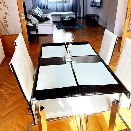 Romana 100 Sqm Deluxe Apartament Apartment *